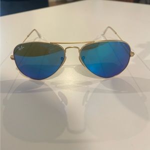 Ray-ban aviator sunglasses style # 3025
Blue lens 
Gold frame